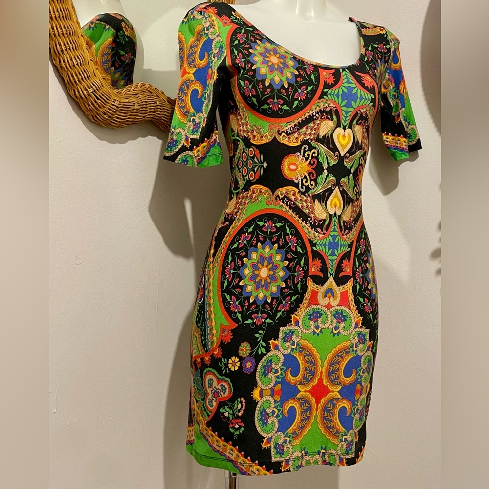Bold Fitted Dress with Vintage Vibes